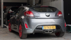 Default_Modern_minimalistic_car_showroom_predominantly_white_w_2